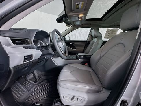 Used 2024 Toyota Highlander XLE image 15