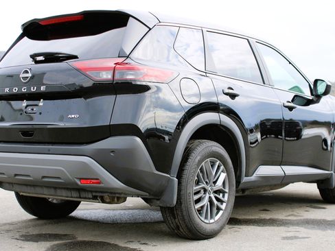 Used 2023 Nissan Rogue S image 4