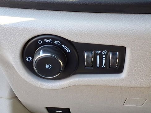 Used 2024 Chrysler Pacifica Touring-L FWD image 21