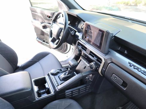 Used 2025 Toyota Tacoma SR5 AWD/4WD image 33