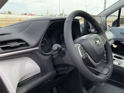 New 2026 Toyota Sienna XLE image 10