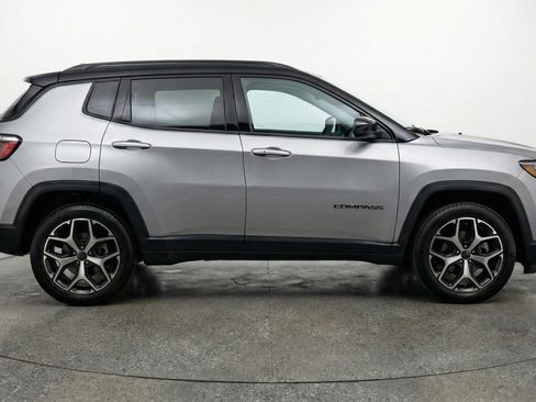 Used 2025 Jeep Compass Limited image 11