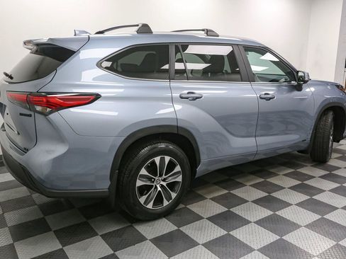 Used 2023 Toyota Highlander XLE AWD/4WD image 8