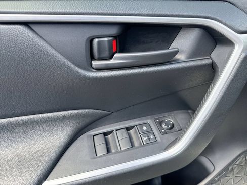 Used 2019 Toyota RAV4 LE AWD/4WD image 20