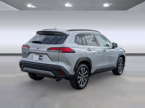 Used 2022 Toyota Corolla Cross XLE image 9