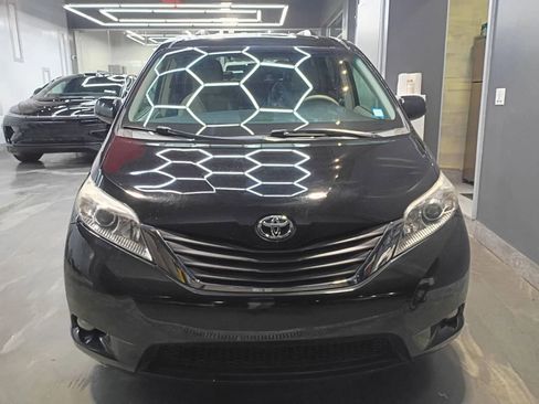 Used 2011 Toyota Sienna XLE image 1