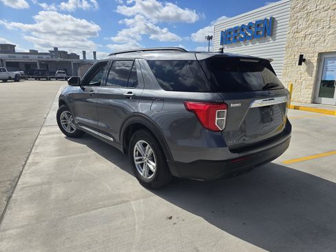 Used 2022 Ford Explorer XLT image 5