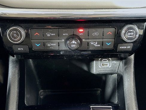 Used 2022 Jeep Compass Limited w/ Elite Group image 17