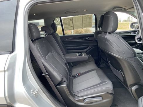 Used 2023 Jeep Grand Cherokee L Laredo image 13