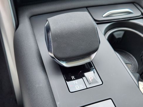 Certified 2024 Land Rover Discovery S image 23