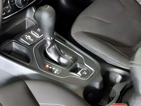 Used 2021 Jeep Cherokee Latitude FWD image 10