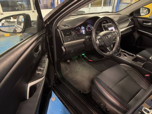 Used 2017 Toyota Camry SE image 8