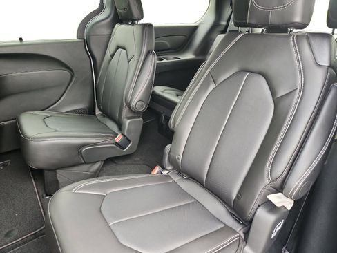 New 2026 Chrysler Pacifica Select image 13