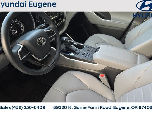 Used 2023 Toyota Highlander XLE AWD/4WD image 11