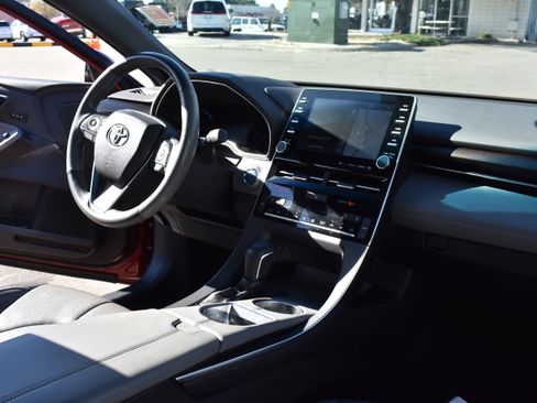 Used 2020 Toyota Avalon Limited image 31