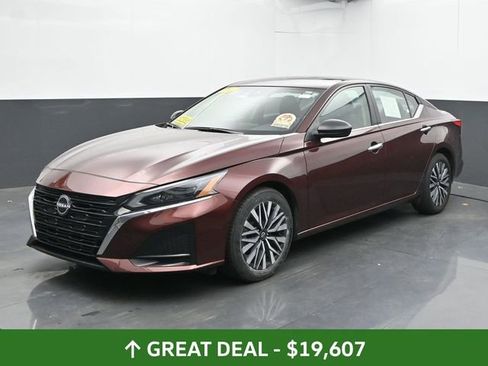 Used 2024 Nissan Altima 2.5 SV image 7