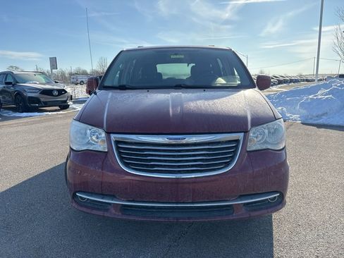 Used 2016 Chrysler Town & Country Touring image 2