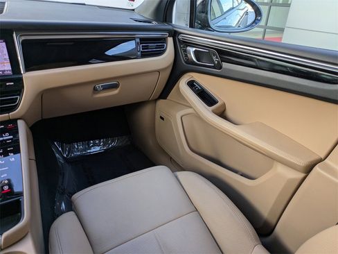 Used 2025 Porsche Macan Base image 18