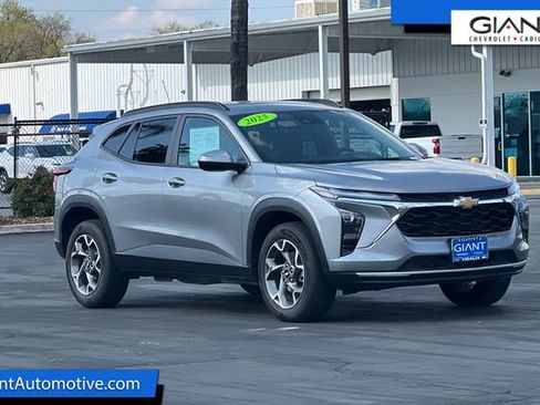 Used 2025 Chevrolet Trax LT w/ LT Convenience Package image 1