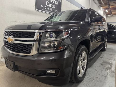 Used 2017 Chevrolet Suburban LT RWD image 2