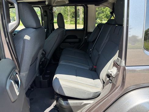 Used 2025 Jeep Wrangler Unlimited Sahara w/ Safety Group AWD/4WD image 25