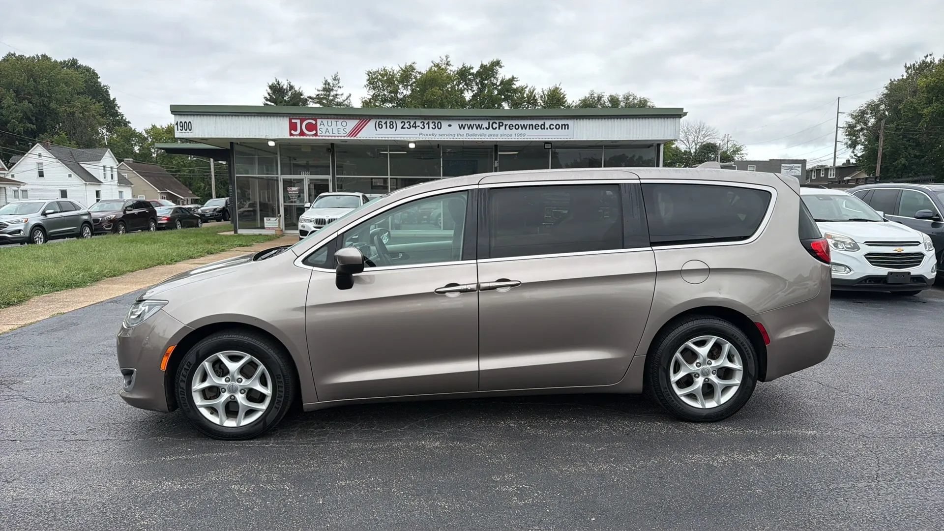 Used 2017 Chrysler Pacifica Touring Plus w/ Tire & Wheel Group FWD image 8