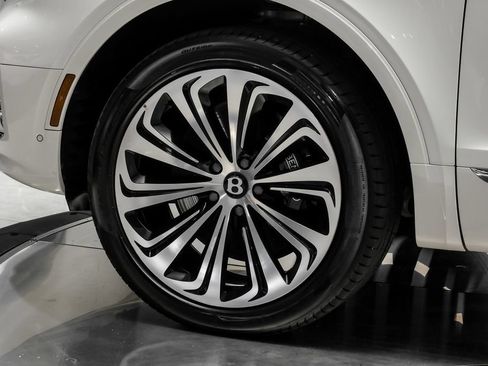 Used 2024 Bentley Bentayga AWD/4WD image 67