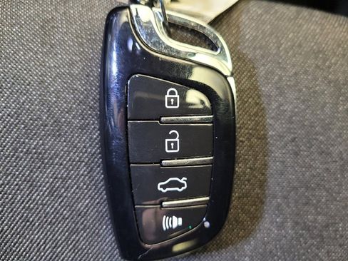 Used 2020 Chevrolet Equinox LT w/ Driver Convenience Package image 32