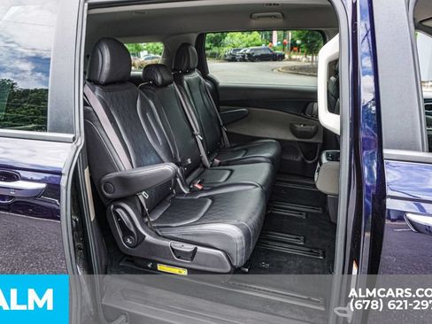 Used 2025 Kia Carnival FWD image 23