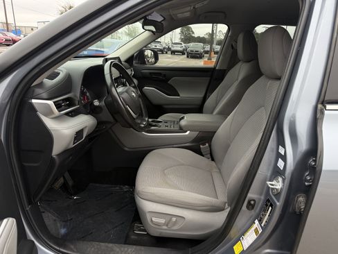 Used 2022 Toyota Highlander LE image 28