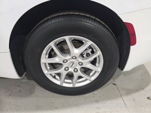 Used 2024 Chrysler Pacifica Touring-L image 8