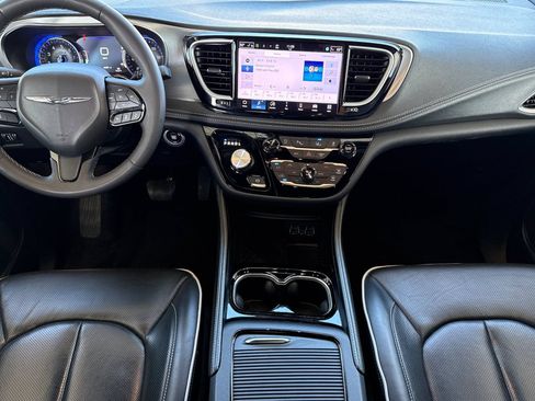 Used 2025 Chrysler Pacifica Limited FWD image 20