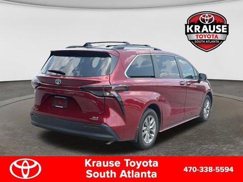 Used 2024 Toyota Sienna XLE FWD image 8
