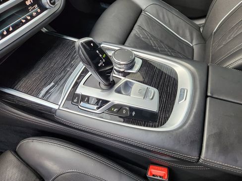 Used 2019 BMW 750i w/ M Sport Package RWD image 19