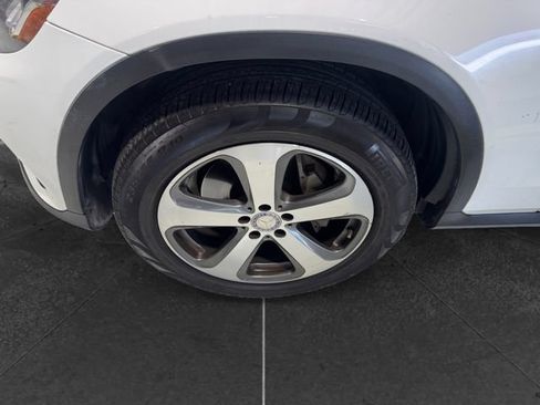 Used 2017 Mercedes-Benz GLC 300 4MATIC image 4