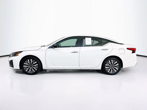 Used 2025 Nissan Altima 2.5 SV FWD image 4