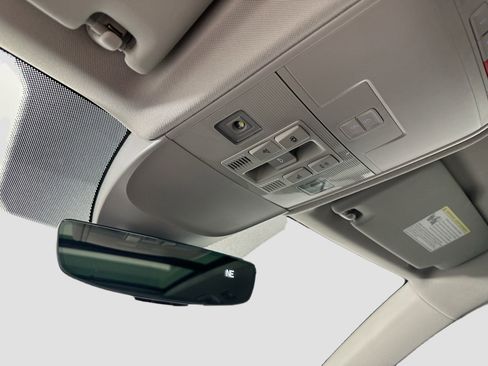 Certified 2023 Volkswagen Taos SE w/ Panoramic Sunroof Package image 18