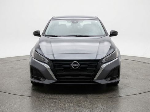 Used 2025 Nissan Altima 2.5 SV image 2