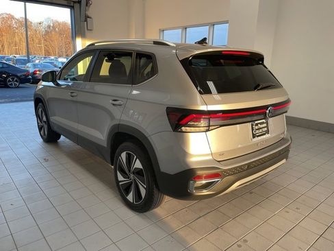 Certified 2025 Volkswagen Taos SE w/ Panoramic Sunroof Package image 2