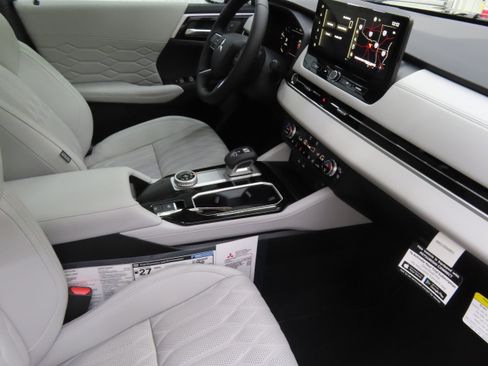 New 2025 Mitsubishi Outlander SEL image 24