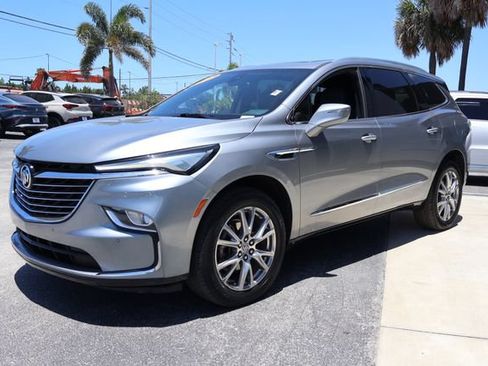 Used 2023 Buick Enclave Essence w/ Experience Buick Package FWD image 4