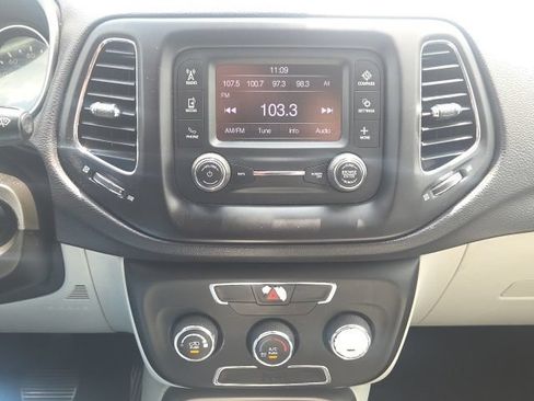 Used 2018 Jeep Compass Latitude FWD image 27