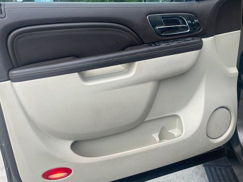 Used 2013 Cadillac Escalade Platinum AWD/4WD image 4
