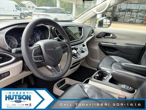 Used 2023 Chrysler Pacifica Touring-L FWD image 17