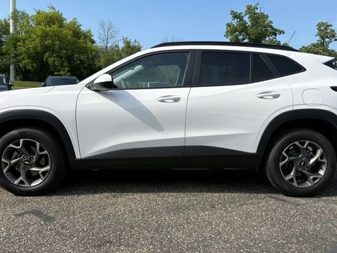 Used 2025 Chevrolet Trax LT FWD image 5