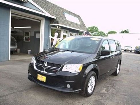 Used 2019 Dodge Grand Caravan SXT FWD image 2