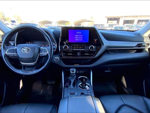Used 2023 Toyota Highlander XLE FWD image 16
