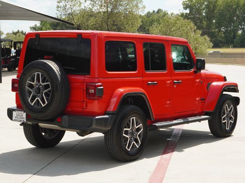Used 2026 Jeep Wrangler Unlimited Sahara AWD/4WD image 5
