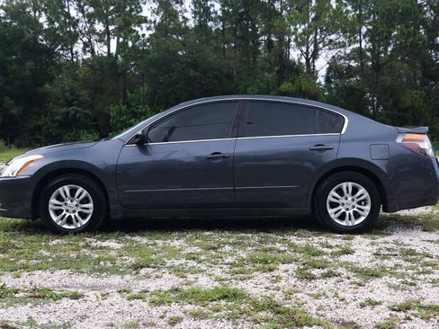 Used 2011 Nissan Altima 2.5 S w/ Special Edition Pkg FWD image 3