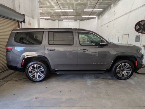 Certified 2024 Jeep Wagoneer Series II w/ Flexible Seating Group image 4